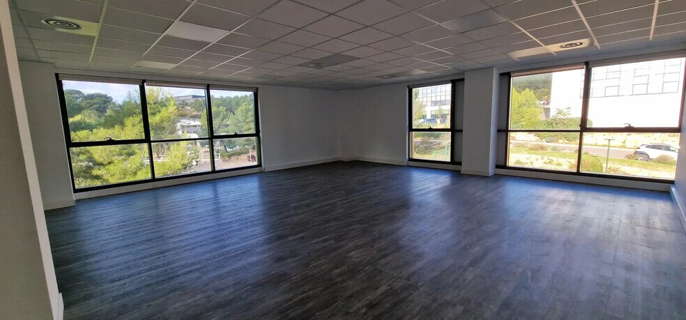 Office in La Ciotat for lease - Building Photo - Image 2 of 5