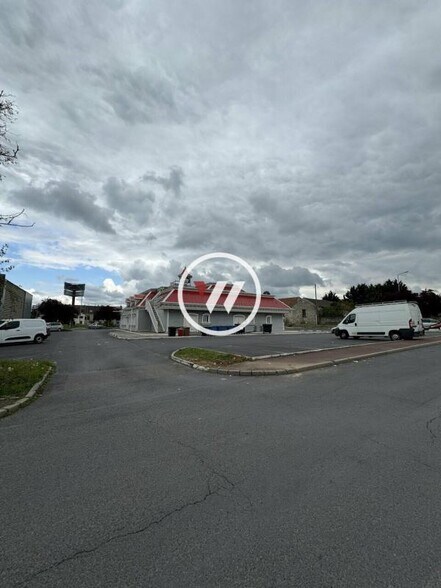 Retail in Pierrelaye for lease - Building Photo - Image 2 of 12