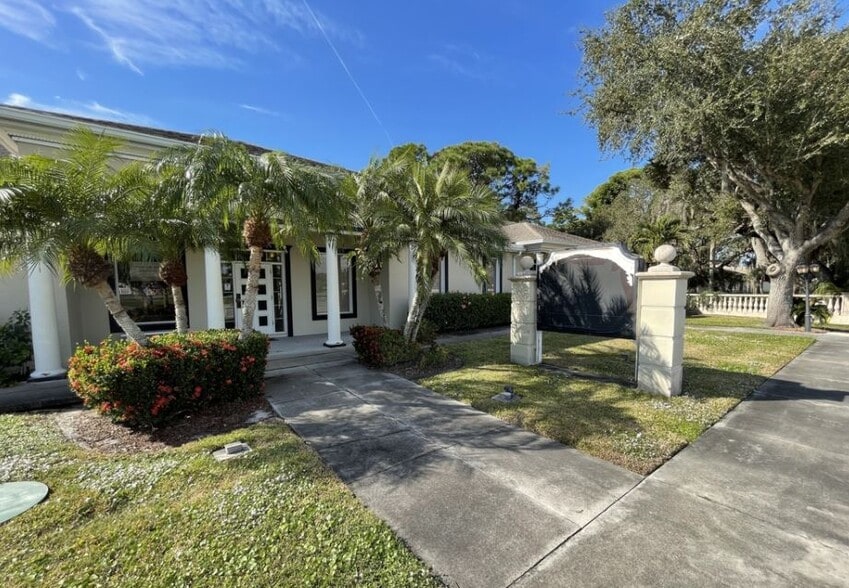 8830 S Tamiami Trl, Sarasota, FL à louer - Photo du bâtiment - Image 2 de 40
