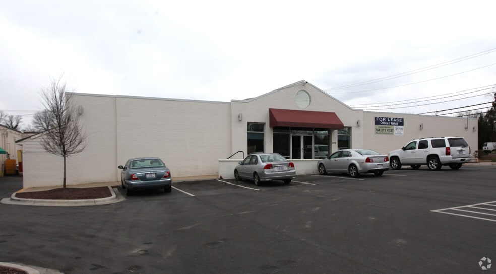 5605 W Friendly Ave, Greensboro, NC for lease - Primary Photo - Image 1 of 17
