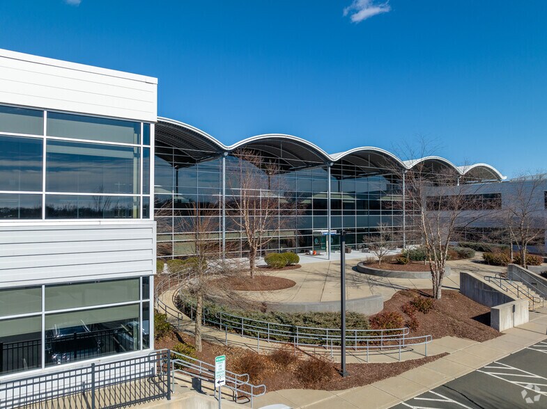 108 Leigus Rd, Wallingford, CT à louer - Photo du bâtiment - Image 1 de 26