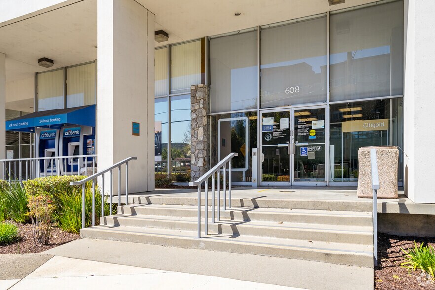 608-620 San Antonio Rd, Mountain View, CA à louer - Photo du bâtiment - Image 3 de 8