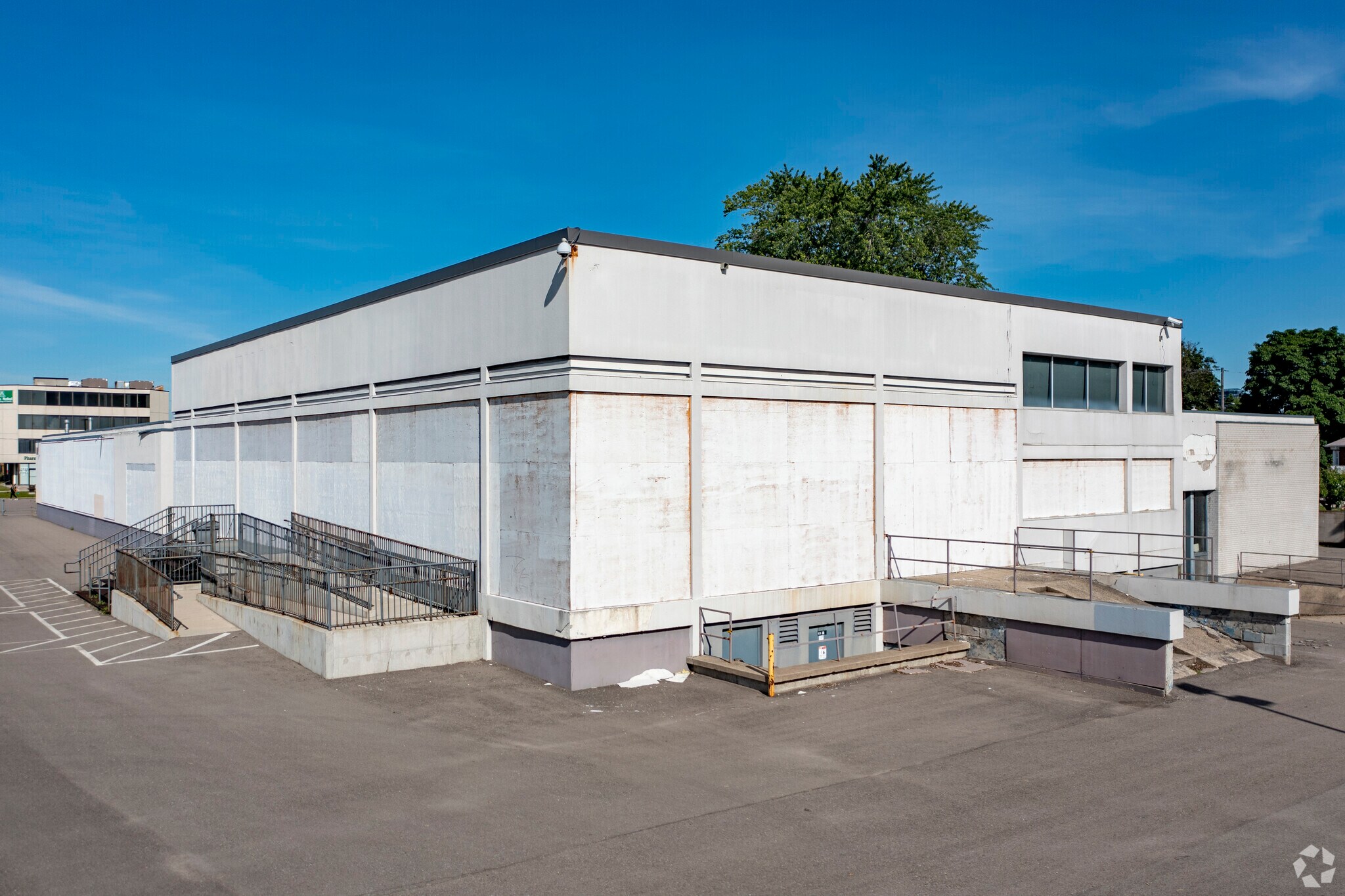 5500 Dundas St W, Toronto, ON for sale Primary Photo- Image 1 of 1