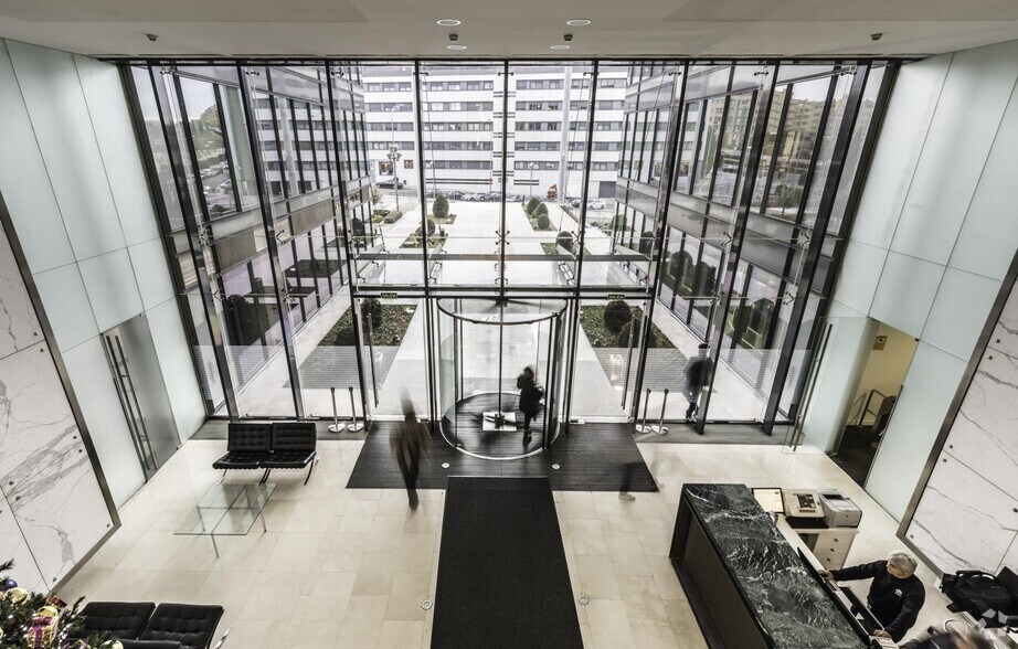 Calle de la Mahonia, 2, Madrid, Madrid à louer - Photo du bâtiment - Image 3 de 5