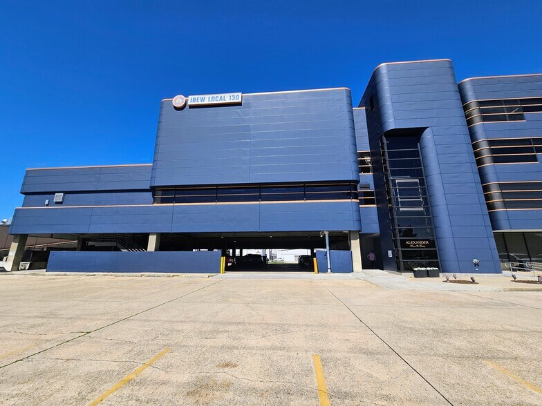 3200 Ridgelake Dr, Metairie, LA à louer - Photo du bâtiment - Image 2 de 3