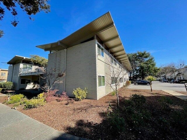 885 N San Antonio Rd, Los Altos, CA à louer - Photo du bâtiment - Image 3 de 4