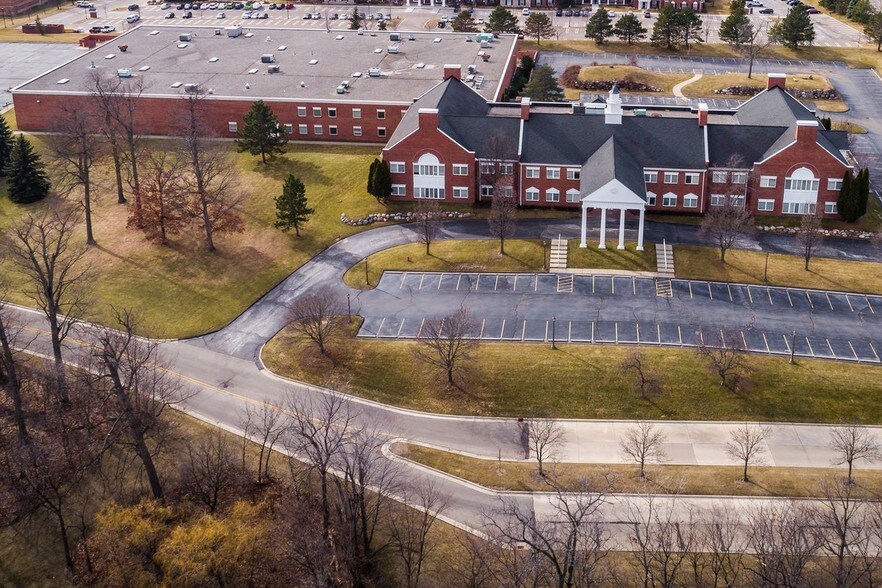 3300 University Dr, Auburn Hills, MI à louer - Photo principale - Image 1 de 26