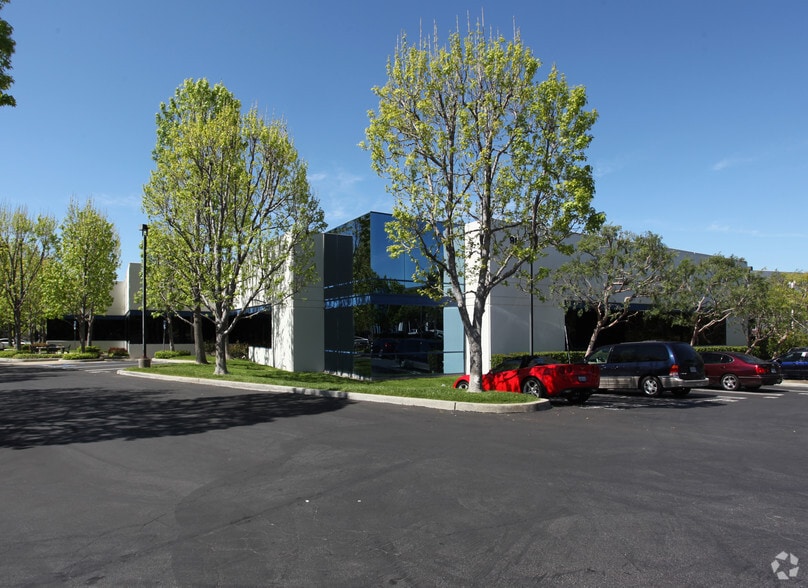 98 W Cochran St, Simi Valley, CA for sale - Primary Photo - Image 1 of 4