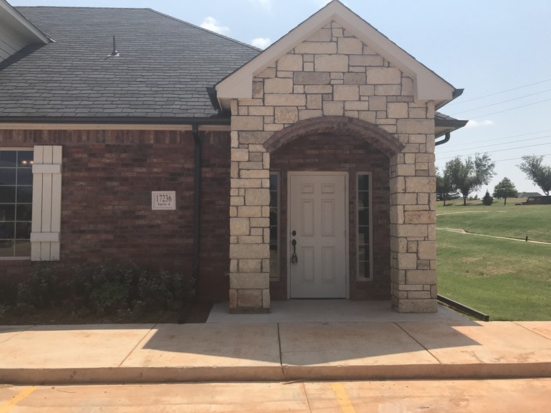 17236 N May Ave, Edmond, OK for sale - Building Photo - Image 3 of 30