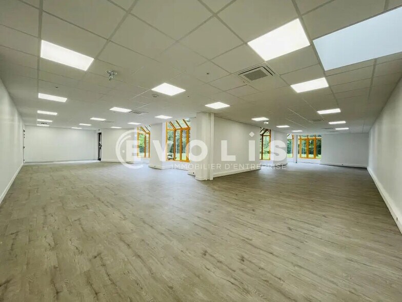 Office in Croissy-Beaubourg for lease - Interior Photo - Image 2 of 10