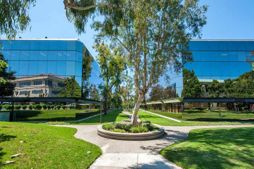 1001 Partridge Dr, Ventura, CA à louer - Photo du bâtiment - Image 1 de 4