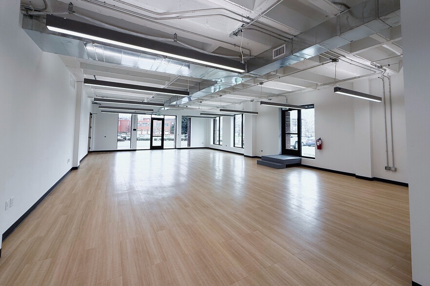 1111 Hawthorne Ln, Charlotte, NC for lease - Interior Photo - Image 3 of 8