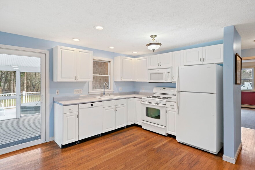 1221 Ocean St, Marshfield, MA for sale - Interior Photo - Image 3 of 24