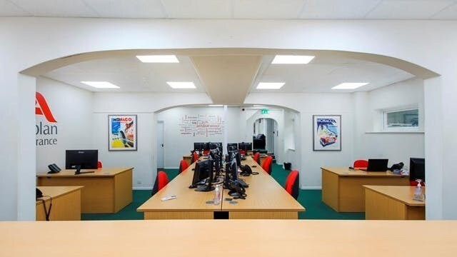 232 Farnborough Rd, Farnborough à vendre - Photo du bâtiment - Image 3 de 5