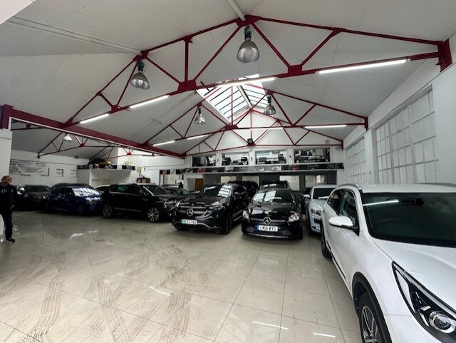 172-174 Brent Cres, London for lease Interior Photo- Image 1 of 3