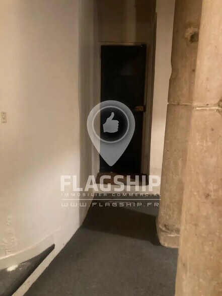 Retail in Paris for sale - Interior Photo - Image 1 of 8