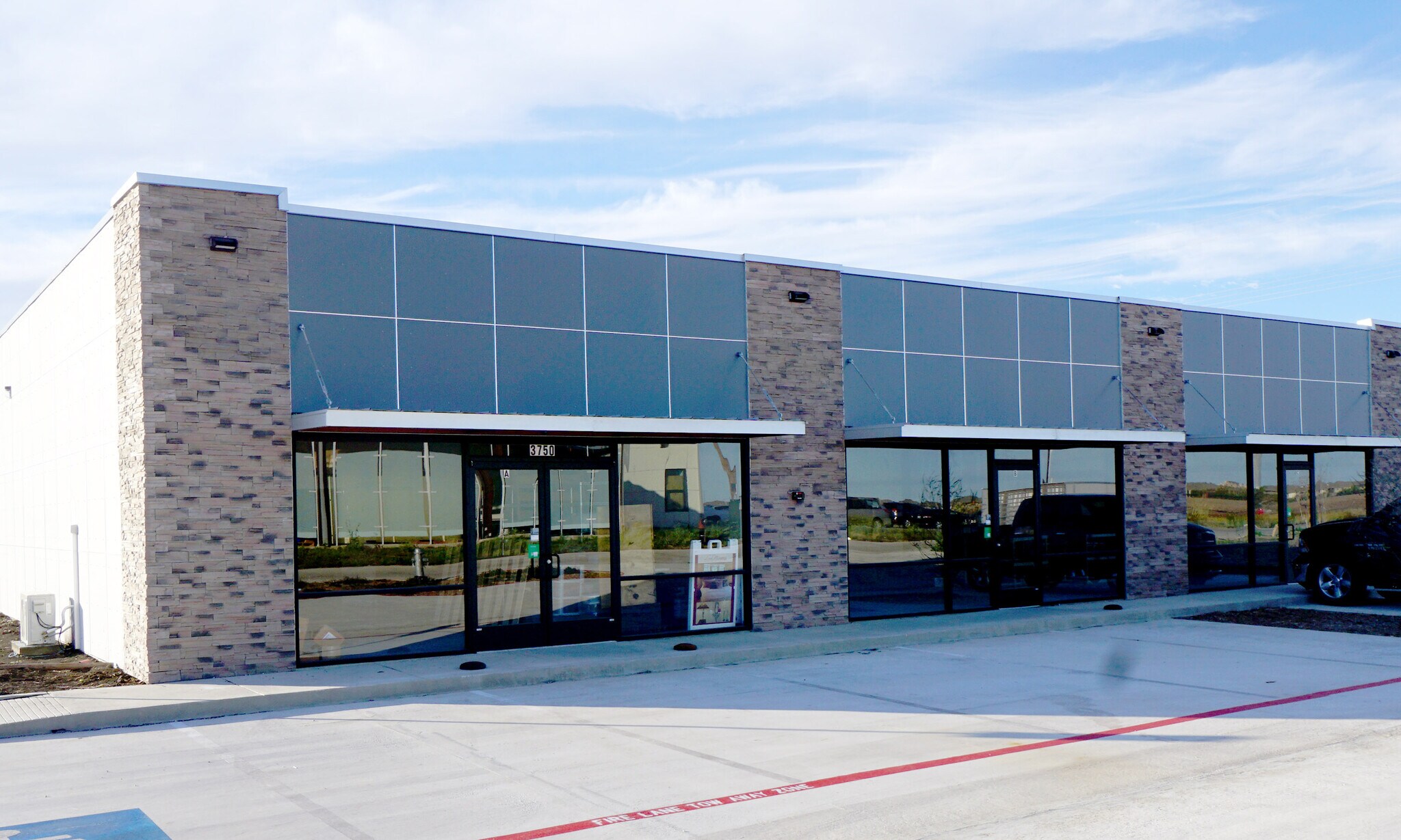 3750 Limmer Loop, Hutto, TX à vendre Photo du bâtiment- Image 1 de 4