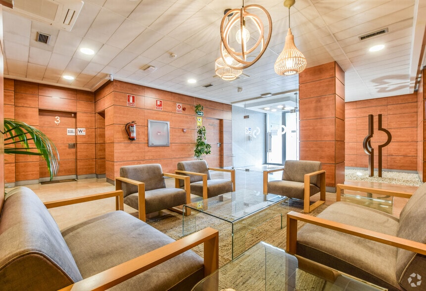 Calle Segundo Mata, 6, Pozuelo de Alarcón, Madrid for lease - Building Photo - Image 3 of 14