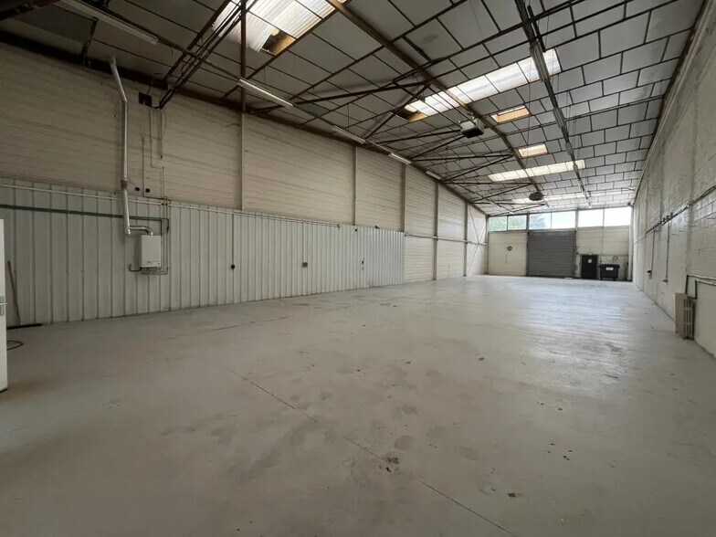 Industrial in Coignières for lease - Building Photo - Image 3 of 11