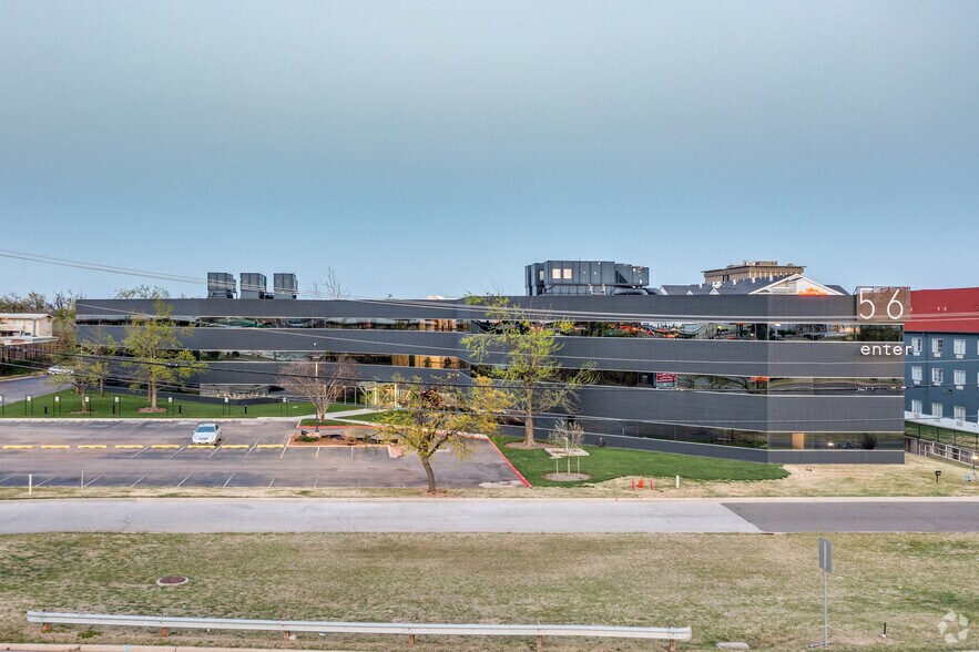 5600 N May Ave, Oklahoma City, OK à louer - Photo du bâtiment - Image 3 de 6