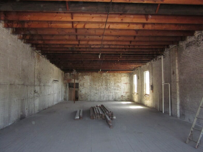 1604 Frederick Ave, Saint Joseph, MO à vendre - Photo du bâtiment - Image 2 de 5