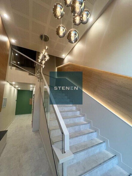 10 Avenue Paul Cézanne, Aix-en-Provence for lease - Lobby - Image 2 of 6