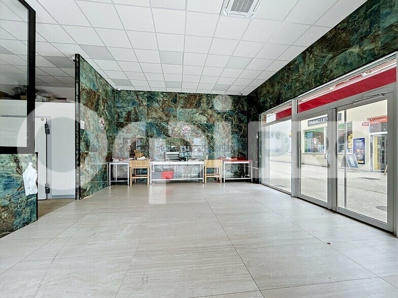 Commerce de détail dans Creil à louer - Photo du bâtiment - Image 3 de 6