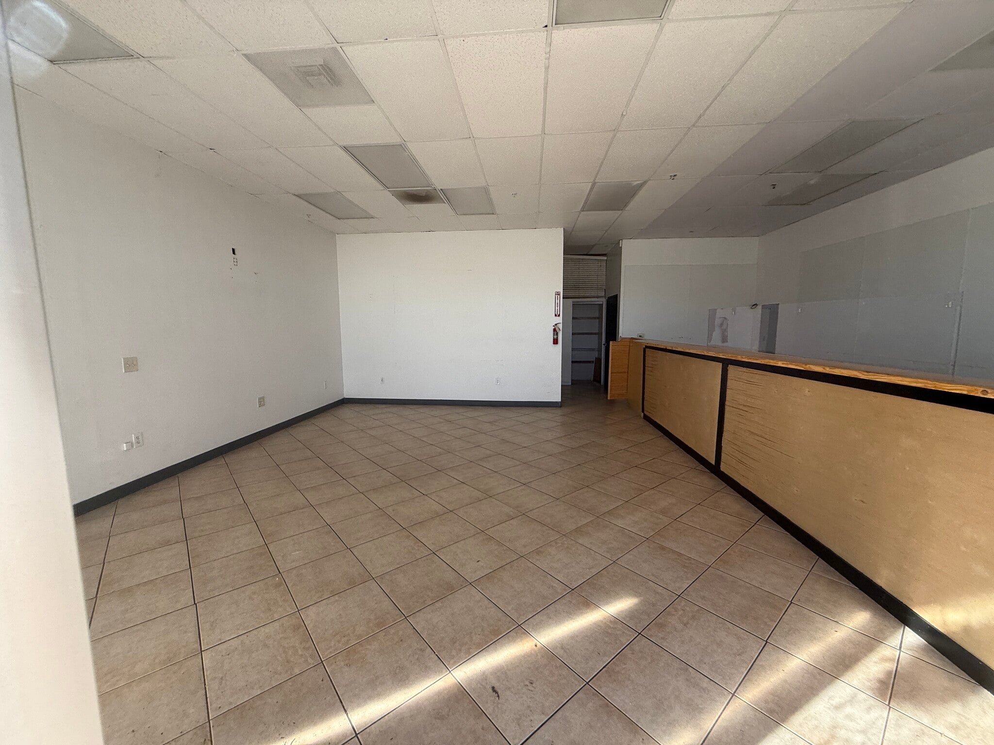 16846 Valley Blvd, Fontana, CA à louer Photo intérieure- Image 1 de 10