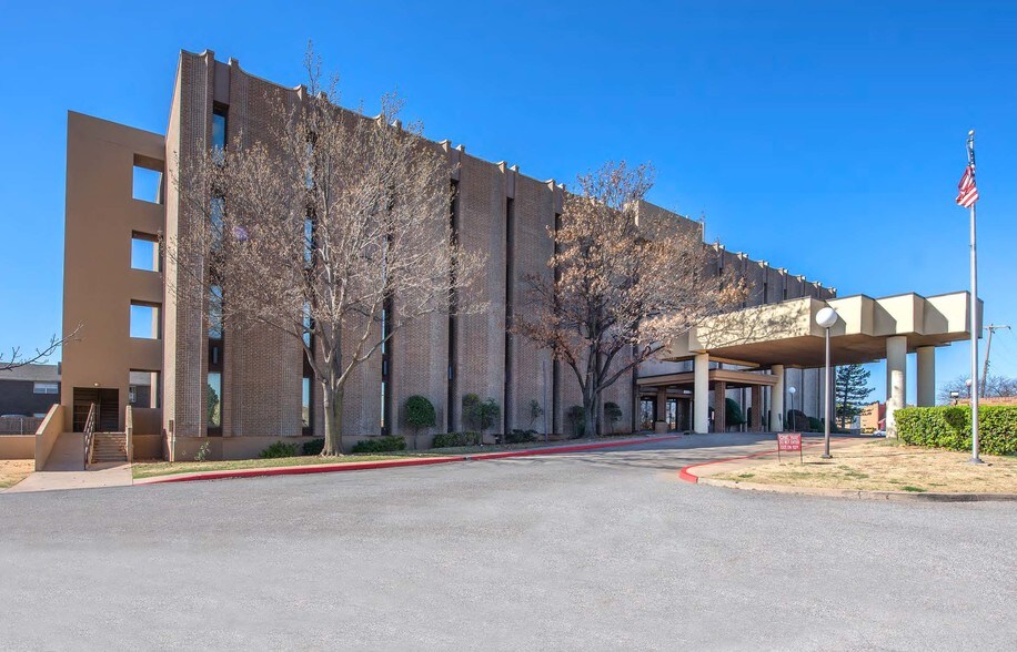 11212 N May Ave, Oklahoma City, OK à louer - Photo du bâtiment - Image 1 de 5