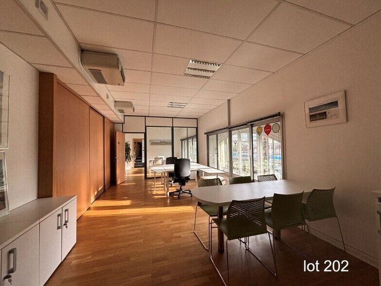 Office in Lyon for lease - Interior Photo - Image 2 of 20