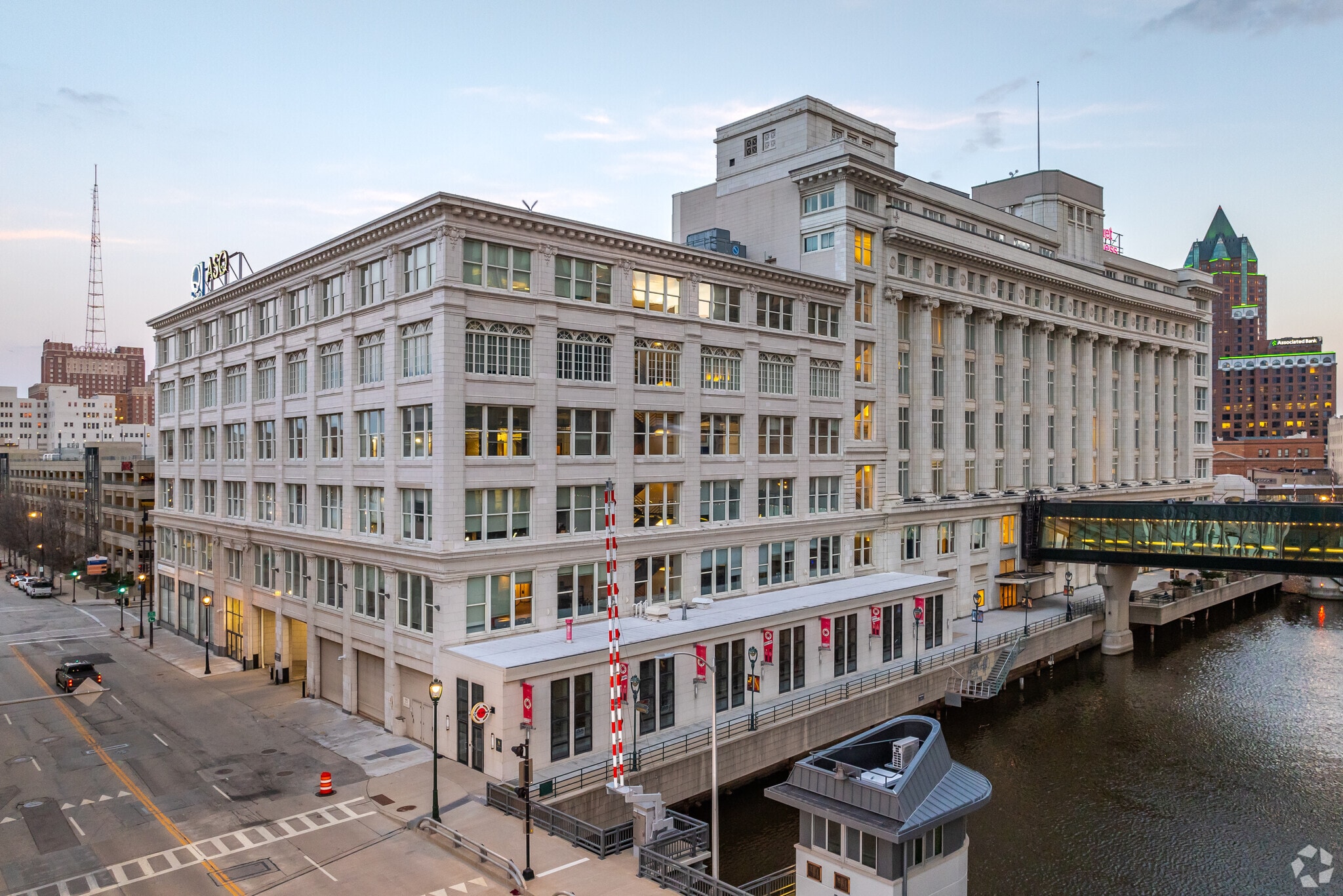 648 N Plankinton Ave, Milwaukee, WI for lease Building Photo- Image 1 of 8