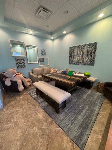 5500 Bryson Dr, Naples, FL for sale - Interior Photo - Image 2 of 7