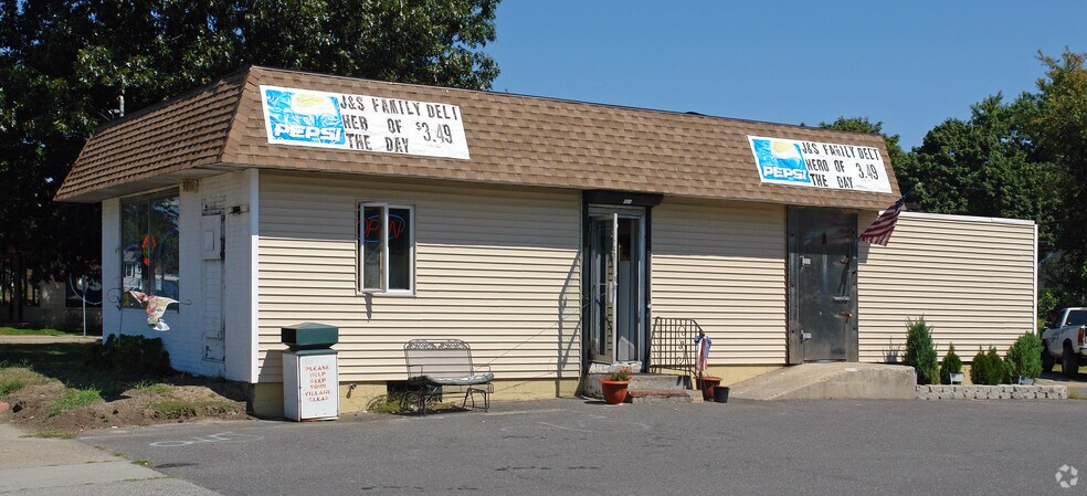 205 Waverly Ave, Patchogue, NY for sale - Primary Photo - Image 1 of 2