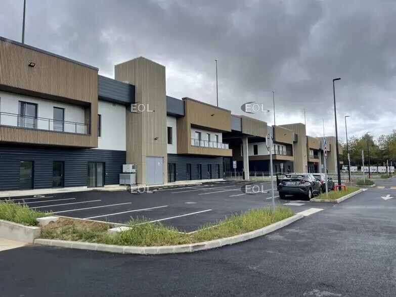 Flex in Élancourt for lease - Building Photo - Image 2 of 26