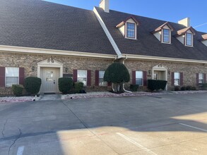 326 S Edmonds Ln, Lewisville, TX à louer Photo du bâtiment- Image 1 de 17