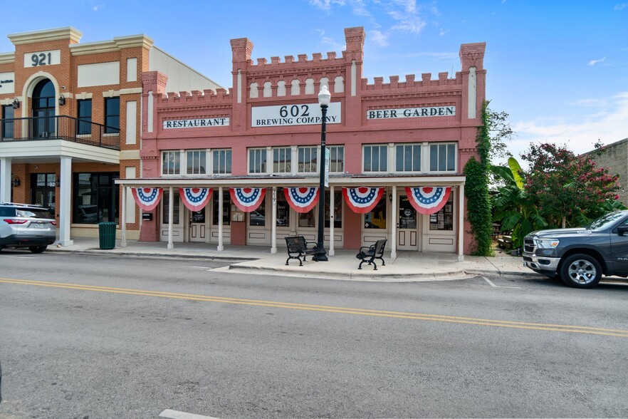 919 Main St, Bastrop, TX à vendre - Photo du bâtiment - Image 1 de 1