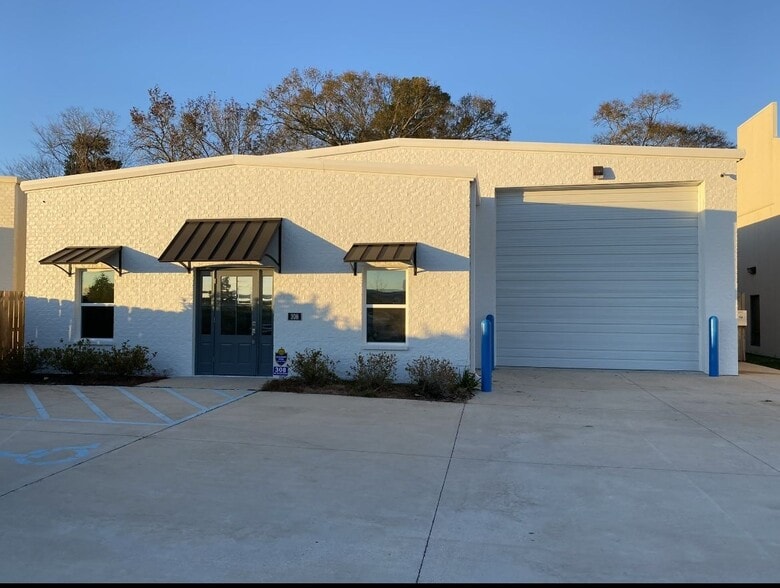 308 W Eastbank Dr, Gonzales, LA for lease - Building Photo - Image 1 of 4