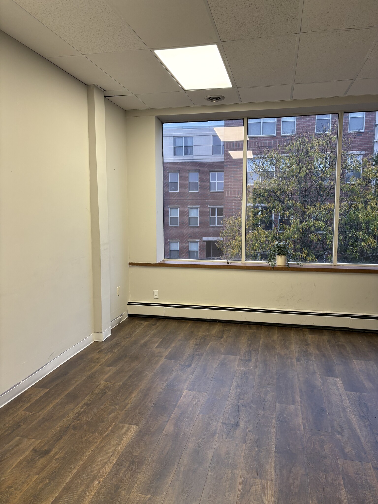 24 Crescent St, Waltham, MA à louer Photo intérieure- Image 1 de 1