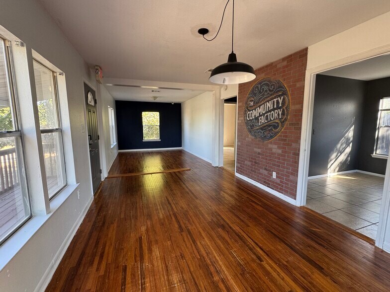 204 West Street, Hutto, TX à louer - Photo du bâtiment - Image 2 de 15