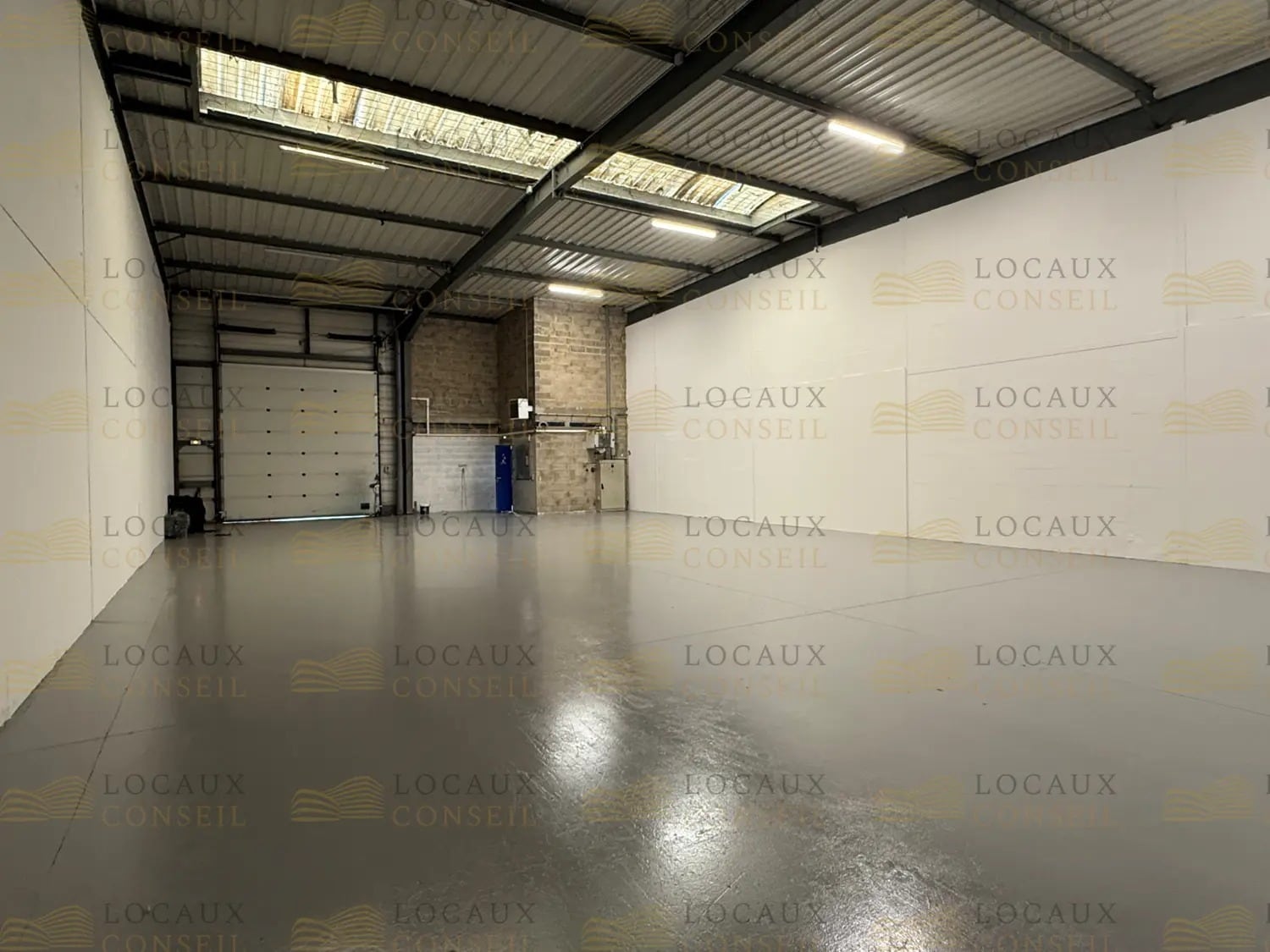 Flex in Éragny for lease Interior Photo- Image 1 of 3