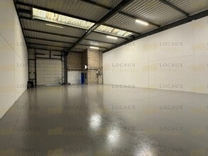 Flex in Éragny for lease Interior Photo- Image 1 of 3