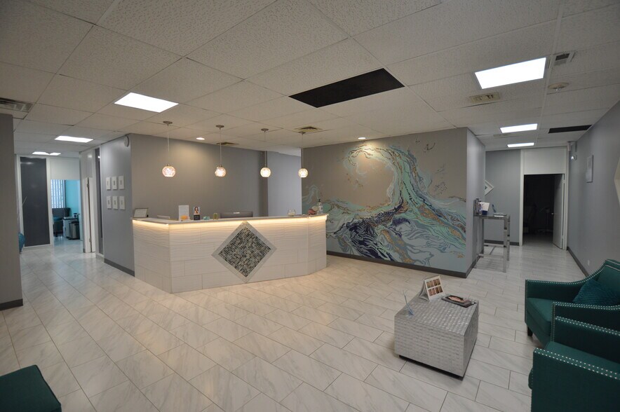 380 E Northwest Hwy, Des Plaines, IL for sale - Interior Photo - Image 1 of 15