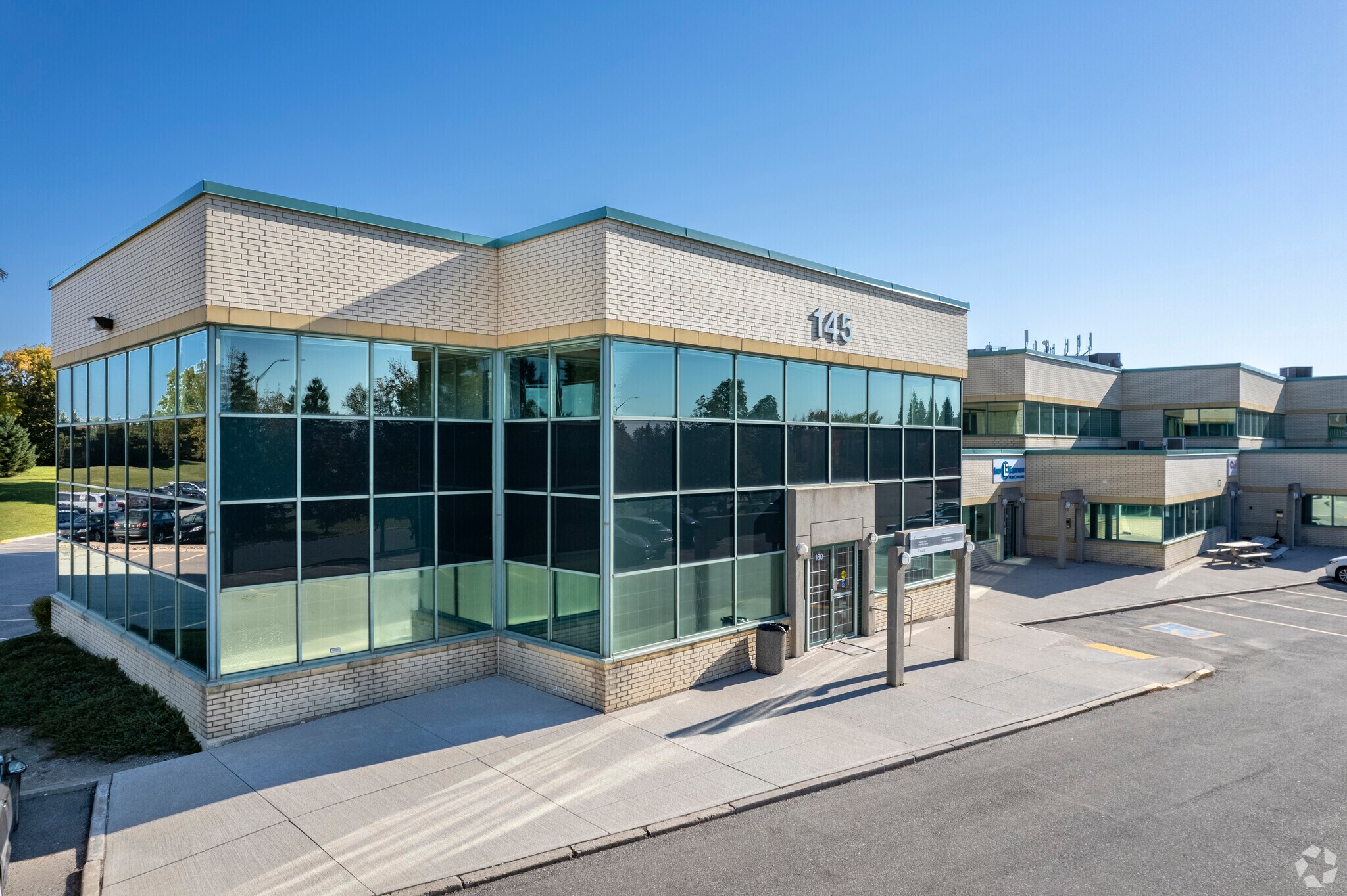 145 Renfrew Dr, Markham, ON à louer Photo du bâtiment- Image 1 de 4