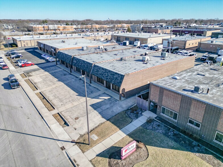 1541-1543 Bourbon Pky, Streamwood, IL à louer - Photo du bâtiment - Image 2 de 18