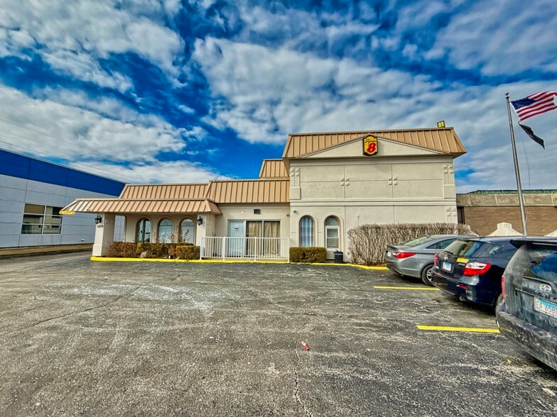 9110 Waukegan Rd, Morton Grove, IL à vendre - Photo du bâtiment - Image 2 de 16