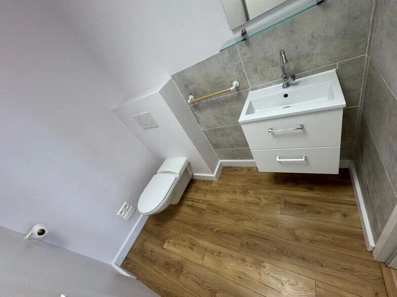 Office in Aubagne for lease - Interior Photo - Image 2 of 7