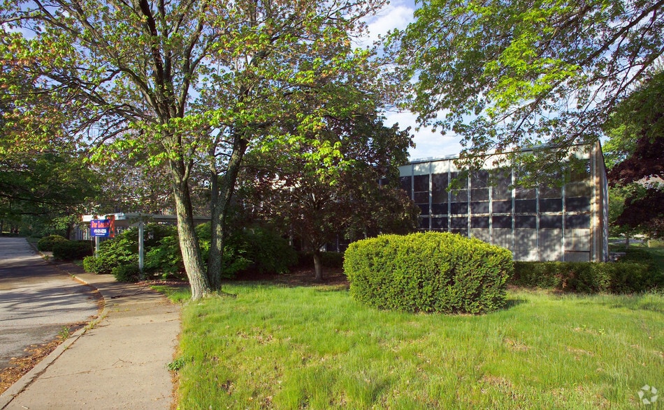 77 Pawtucket Ave, Rumford, RI à louer - Photo du bâtiment - Image 2 de 11