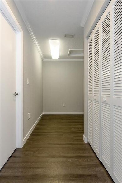 7737 N University Dr, Tamarac, FL à vendre - Photo intérieure - Image 2 de 21