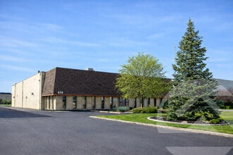575 Robbins Dr, Troy, MI à louer Photo du bâtiment- Image 1 de 1