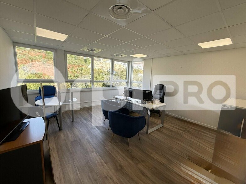 Office in Vitrolles for lease - Interior Photo - Image 1 of 13